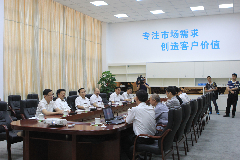 抓住產(chǎn)業(yè)轉(zhuǎn)型升級(jí)機(jī)遇，堅(jiān)持創(chuàng)新驅(qū)動(dòng)